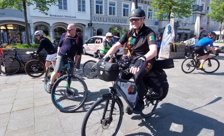 David Wagner startete seine Tour vom Linzer Hauptplatz aus. (Foto: Tips/Heindl)