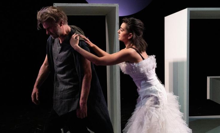 Martin Brunnemann als Cyrano de Bergerac und Melanie Sidhu als Roxane (Foto: Andreas Kurz)