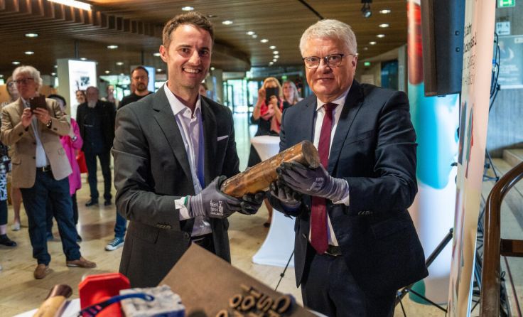 René Esterbauer (l.) und Bürgermeister Klaus Luger mit der Zeitkapsel (Foto: Oliver Erenyi)