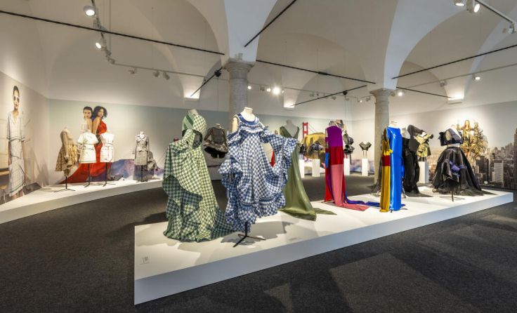Ein Blick in die Ausstellung im Schlossmuseum (Foto: Leonhard Hilzensauer)