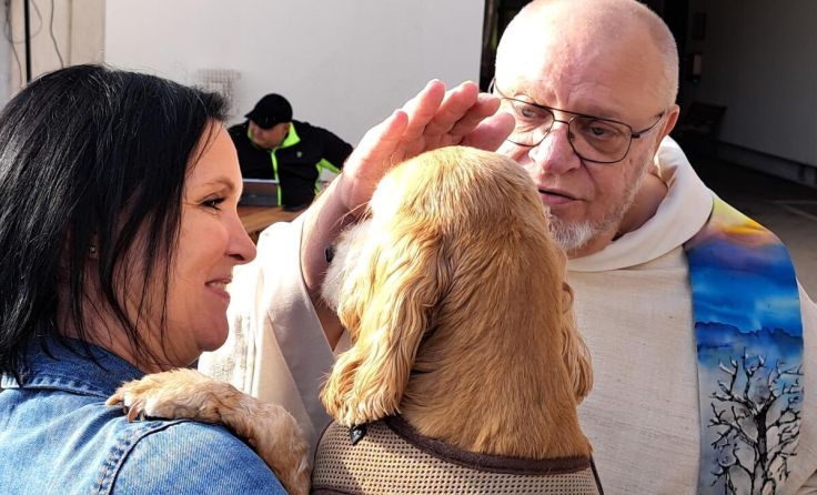 Alle Tiere werden von Pfarrer Franz Zeiger gesegnet. (Foto: Pfarre Linz-St. Peter)