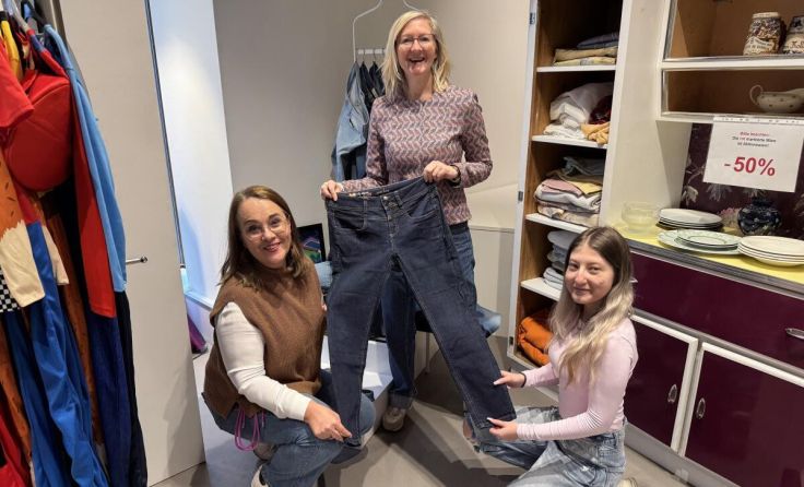 Carla Linz-Fililalleiterin Helga Perusch mit Katharina Forstinger und Lavinia Pintea (Foto: Caritas)