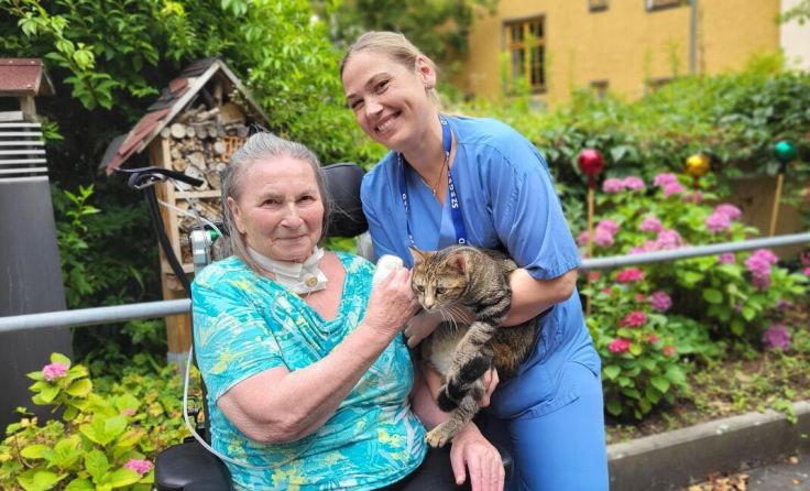 Berta Schramm mit Caritas-Mitarbeiterin Agnes Harangozo (Foto: Caritas)