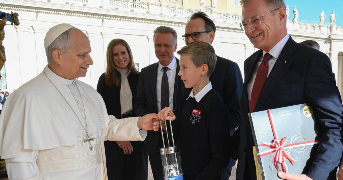 Pope receives ORF Peace Light from Bethlehem