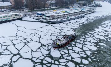 Eisbrecher im Linzer Hafen im Einsatz