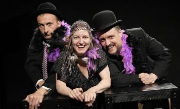 Tribüne Linz nimmt Einsam. Zweisam. Dreisam. mit ins neue Jahr