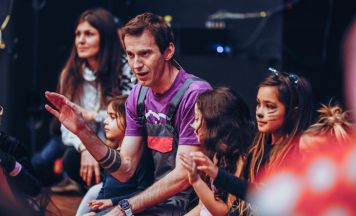 Kinder feiern Fasching quer durch Linz