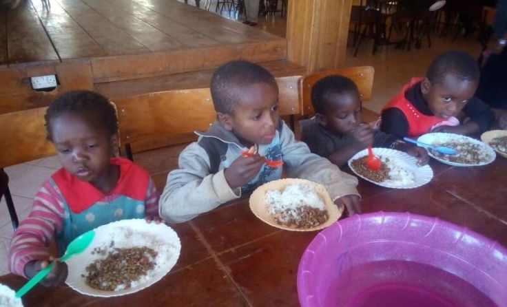 Täglich werden Straßenkinder in Nairobi mit einem Mittagessen versorgt. (Foto: Kolping Linz)