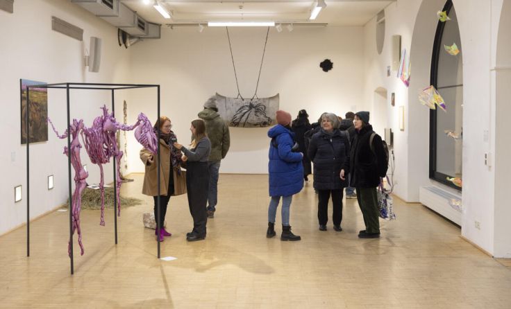 Besucher betrachten die Pferde-Assemblage im splace (Foto: Jürgen Grünwald)