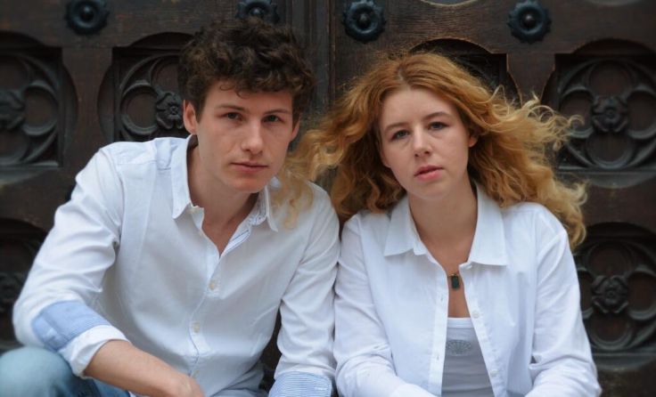 NIcolas Hoser und Julia Wozek schlüpfen in die Rollen von Hamlet und Ophelia. (Foto: Theater Wozek)