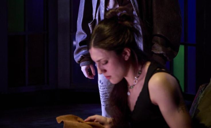 Gemma Vanuzzi als Josefine und Magnus-Remy Schmidt als das Tagebuch (Foto: Herwig Prammer)