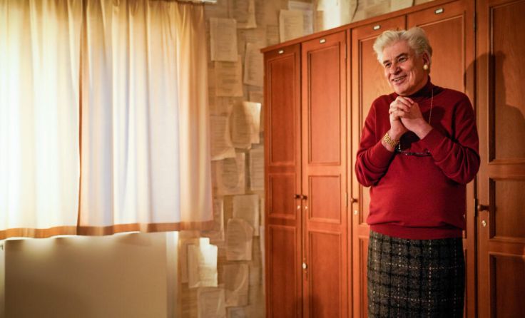 Helmut Mooshammer schlüpft in die Rolle der Anne-Marie Mille. (Foto: Arno Declair)