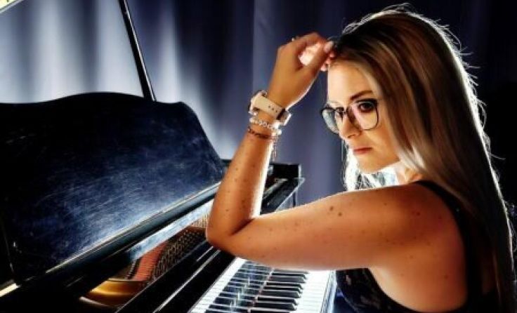 Lisa-Maria Berghammer leitet den Chor der Ernst-Koref-Schule. (Foto: Privat)