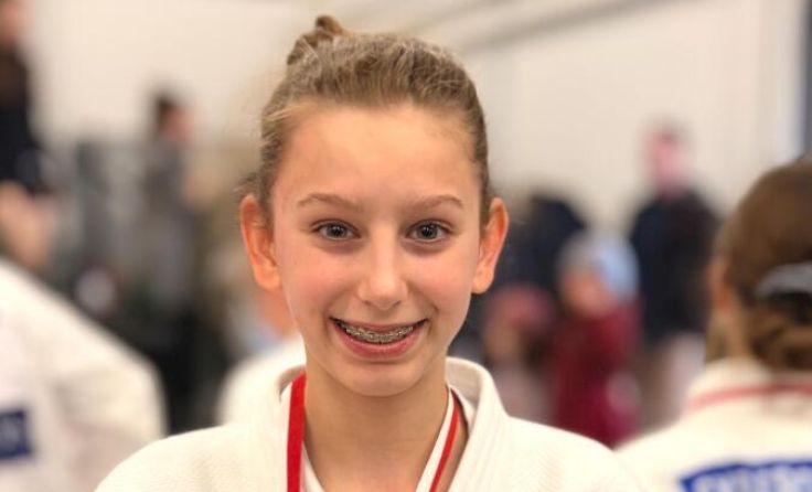 Emilia Philipp präsentiert strahlende ihre Bronze-Medaille. (Foto: Askö Judo Linz)