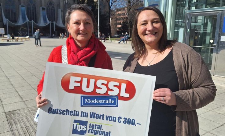 Gewinnerin Gerlinde Strunz (l.) mit Tips-Redakteurin Karin Seyringer (Foto: Tips/Heindl)