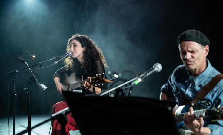 Johanna Egger und Theo Helm gestalten den Abend. (Foto: Andreas Kurz)