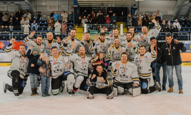 Die Danube Ducks jubeln über den Meistertitel. (Foto: Alexa Püschel/www.alexapueschel.at)