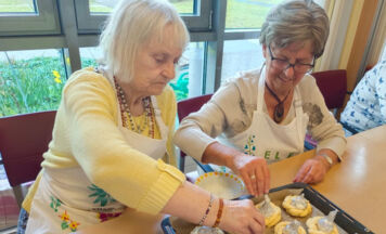Osterbacken weckt Erinnerungen bei Demenzkranken