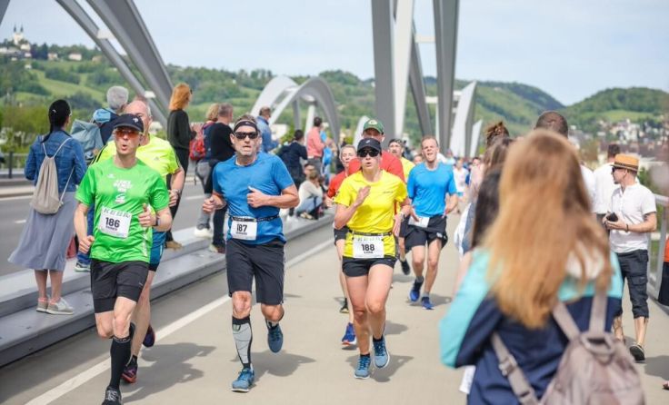 Der Traditionslauf führt über drei Linzer Brücken. (Foto: WAPICS)