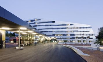 JKU erkennt Ehrenwürden von vier Personen ab