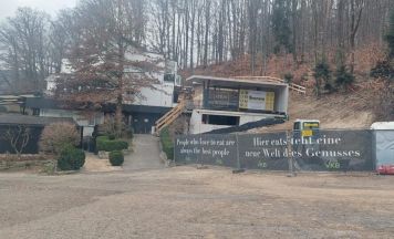 Restaurant Verdi in Linz: ein Tisch für die Gäste mitten in der Küche