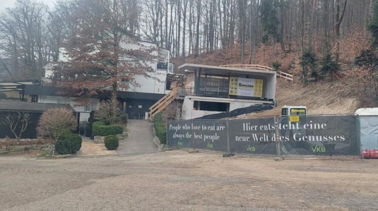 Restaurant Verdi in Linz: ein Tisch für die Gäste mitten in der Küche