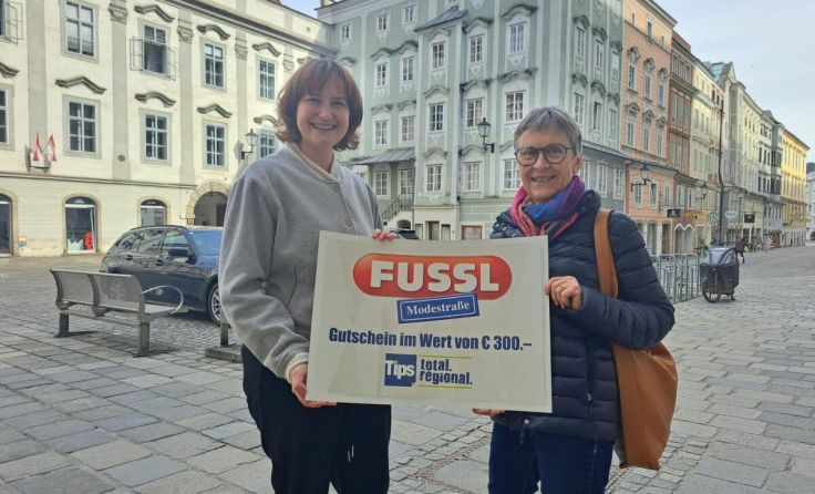 Tips-Redakteurin Nora Heindl (l.) mit Gewinnerin Sigrid Povysil (Foto: Tips/Seyringer)