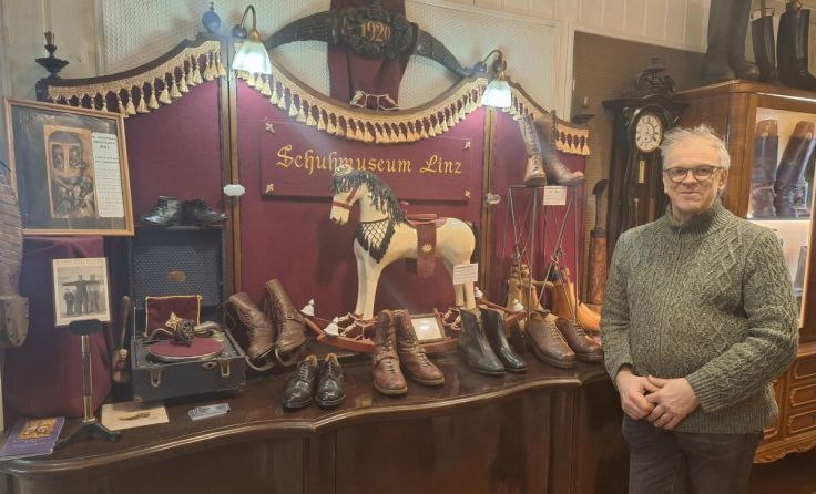 Siegfried Hain hat sein Schuhmuseum vor zwei Jahren eröffnet. (Foto: Tips/Heindl)