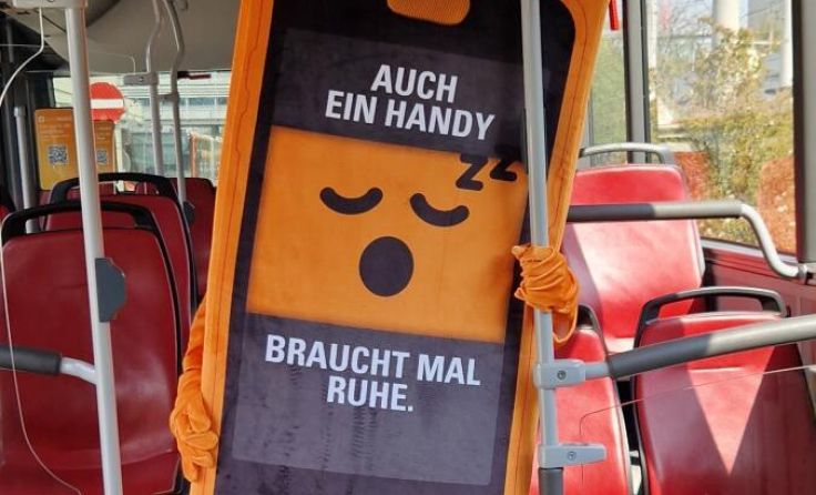 Eine lebensgroße Handy-Figur spielt bei der Kampagne eine zentrale Rolle. (Foto: Linz AG)