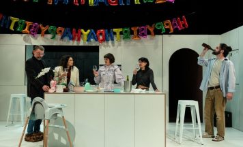 Nino feiert im Theater Phönix Premiere