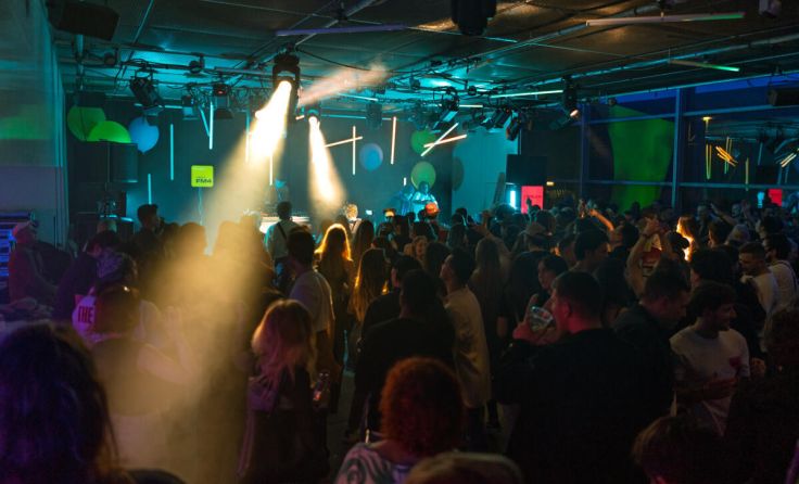 Beste Stimmung beim FM4 Club am OK Deck (Foto: Aaron Jonas José)