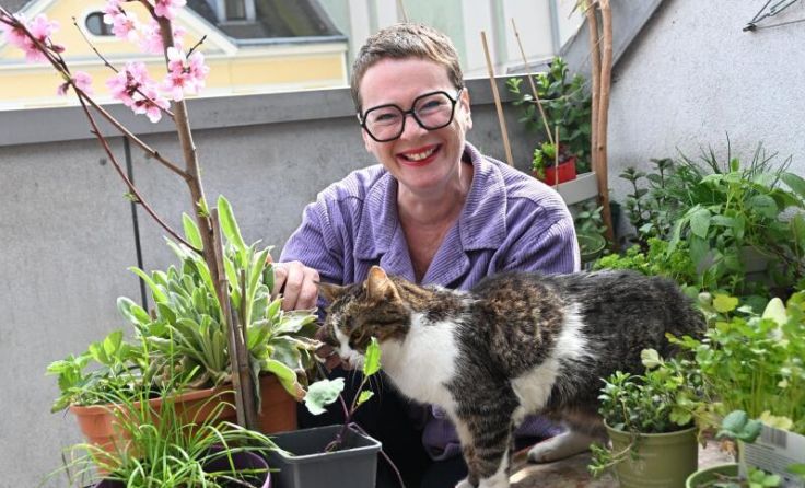 Stadträtin Eva Schobesberger und Kater Gusti sind begeisterte Balkongärtner. (Foto: Stadt Linz)