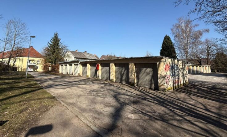 Statt dieser Garagen soll ein dreistöckiger Wohnbau entstehen. (Foto: Linz+)