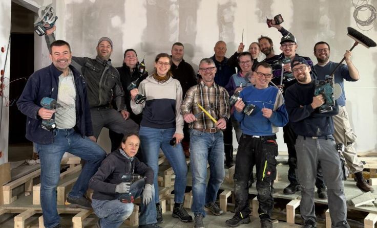 Die Musiker packen beim Umbau kräftig mit an. (Foto: MV St. Magdalena)