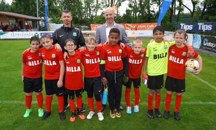 Familienbund-Obmann Martin Hajart mit einer Fußballmannschaft (Foto: OÖ Familienbund)