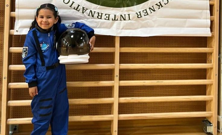Eine Schülerin präsentiert sich in ihrer Astronautenausrüstung. (Foto: ABIS Linz)