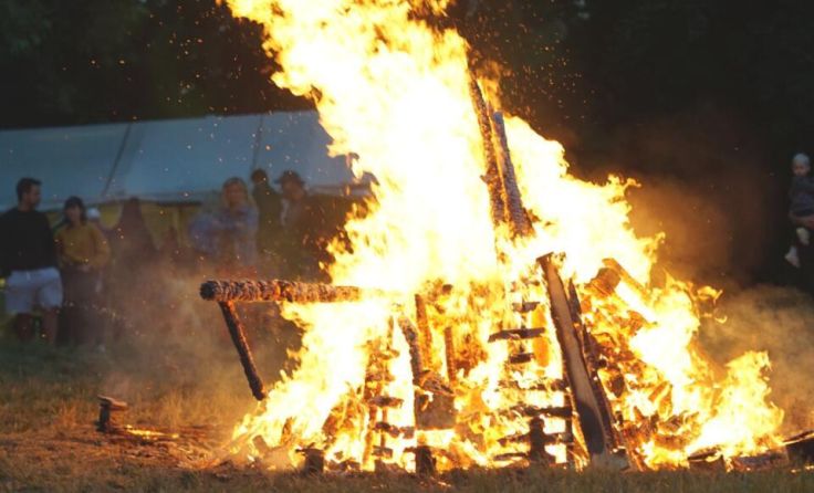 Höhepunkt wird das Entzünden des Sonnwendfeuers (Foto: Pfadfindergruppe Linz 8)