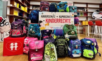 Kinderfreunde sammeln Schultaschen für benachteiligte Familien