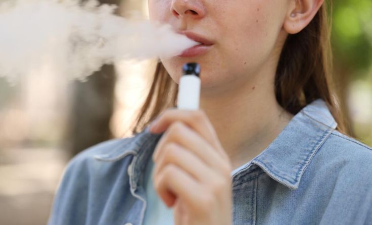 Der Konsum von Vapes und Nikotinbeuteln steigt. (Foto: New Africa/stock.adobe.com)