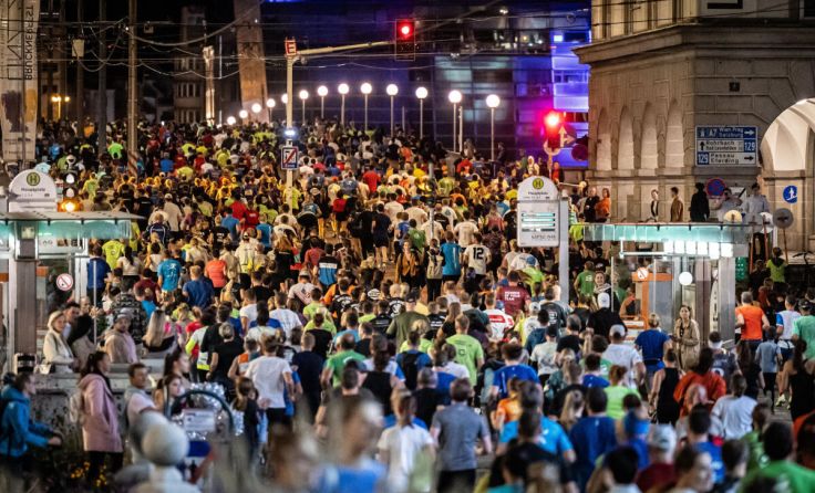 Der City Night Run führt auch über die Linzer Nibelungenbrücke. (Foto: Antonio Bayer)