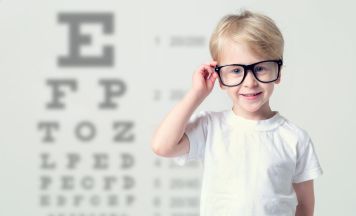Vor Schulbeginn: Sehschwäche bei Kindern erkennen und handeln