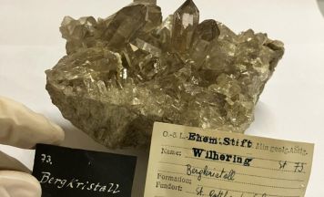 Land OÖ gibt NS-entzogene Mineraliensammlungen an Klöster zurück