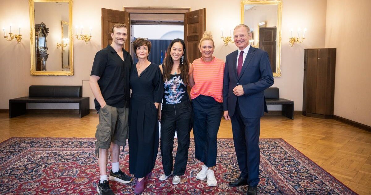 SOKO Linz team pays a visit to the provincial government building