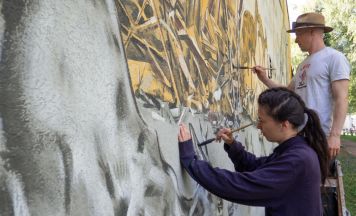 Linzer Künstlerduo gestaltet Mural an Mauer des St. Barbara Friedhofs