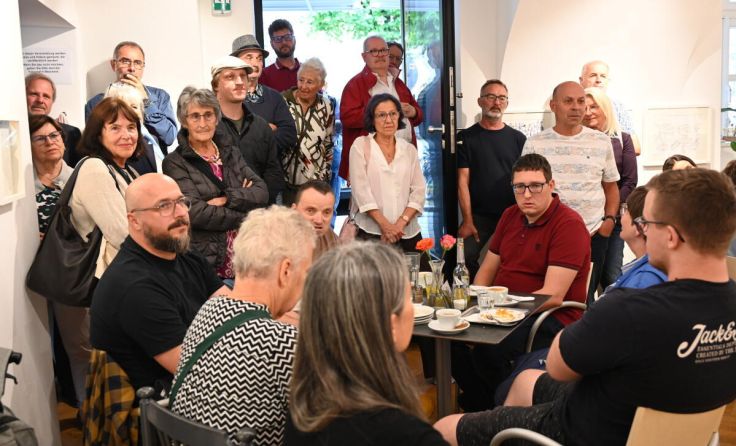 Bei der Vernissage im Linzer Café Viele Leute (Foto: Philipp Jachs/Institut Hartheim)