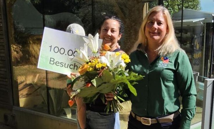 Tanja Kurzmann vom Zoo Linz mit der 100.000sten Besucherin (Foto: Zoo Linz)
