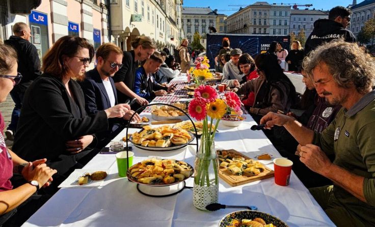 Die Aktion lädt Menschen bewusst ein, an einem Tisch Platz zu nehmen. (Foto: Beatrice Keplinger)