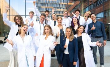 Medizinstudenten schlüpfen in den weißen Mantel