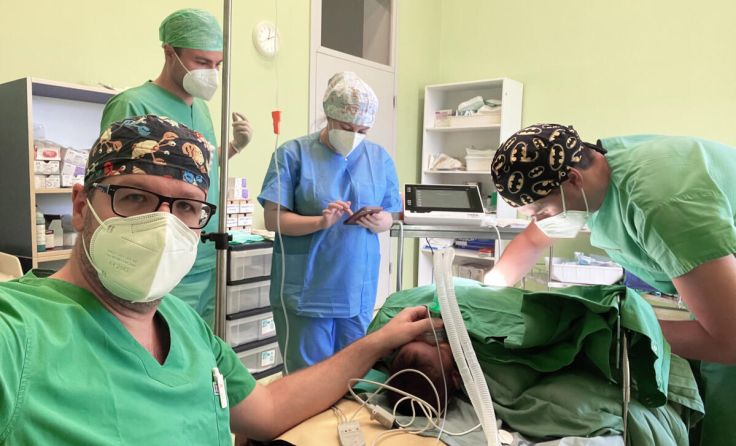 OA Friedrich Hamberger (l.) mit dem OP-Team in Asmara/Eritrea. (Foto: KUK)