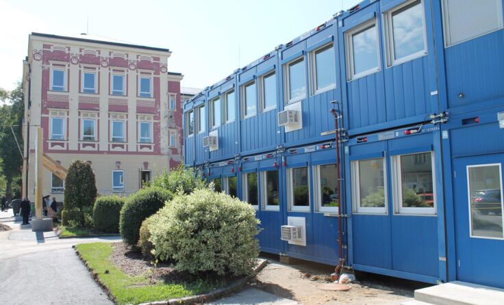 Während der Bauarbeiten werden die Volksschüler in speziellen Containern unterrichtet.